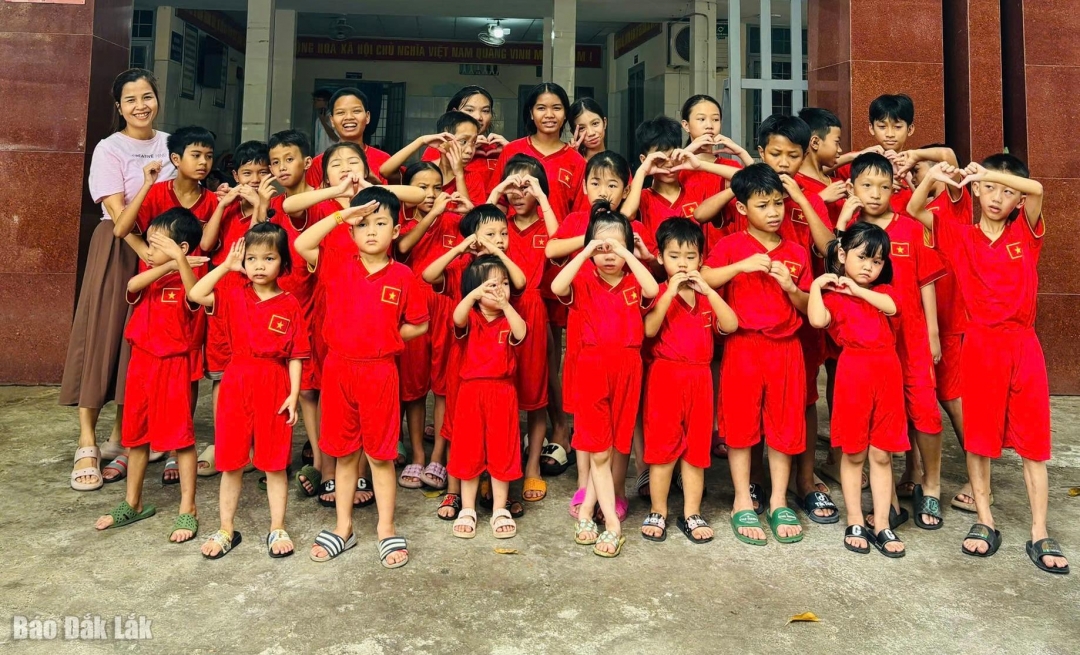 Cô và trò ở Trung tâm Bảo trợ xã hội và trẻ em hân hoan đón Tết Độc lập