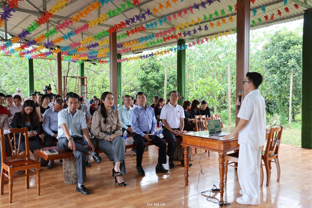 Các đại biểu tham dự buổi chia sẻ.