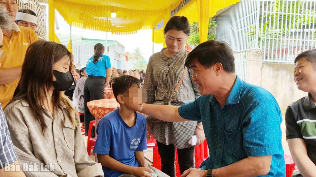 Phó Chủ tịch UBND tỉnh Đắk Lắk Nguyễn Thiên Văn động viên và thưởng nóng cho cháu bé dũng cảm.