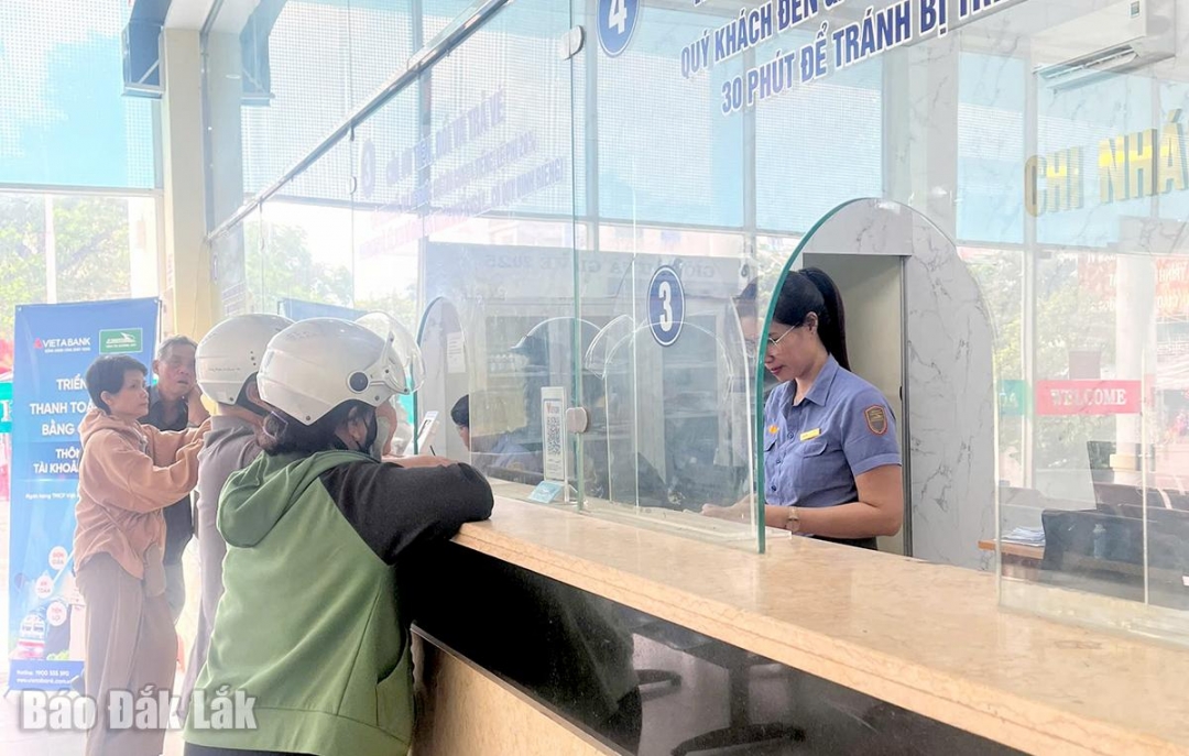 Hành khách mua vé tàu tại ga Tuy Hòa.