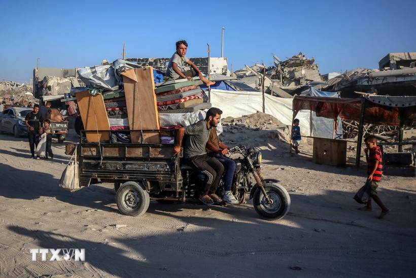 Người dân Palestine sơ tán tránh xung đột tại Gaza. Ảnh: THX/TTXVN