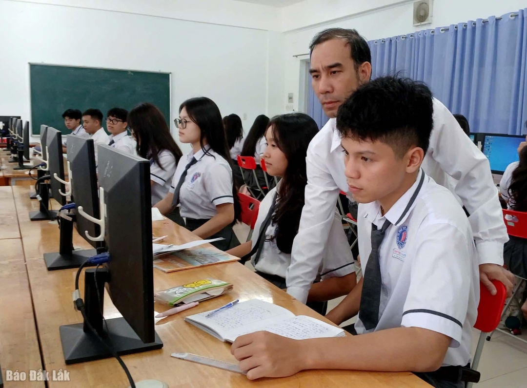 Giáo viên Trường phổ thông Duy Tân (phường Bình Kiến) hướng dẫn học sinh sử dụng AI trong học tập ở tiết Tin học. Ảnh: T. Hiếu