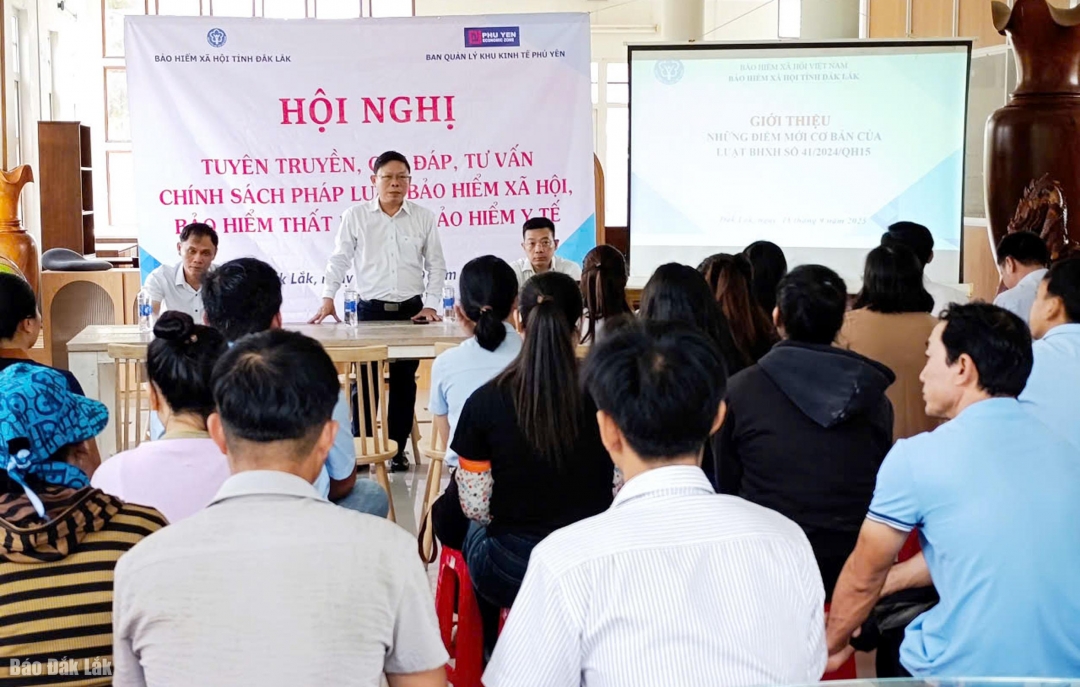 Phó Giám đốc BHXH tỉnh Phan Ngọc Luận giải đáp ý kiến của người lao động