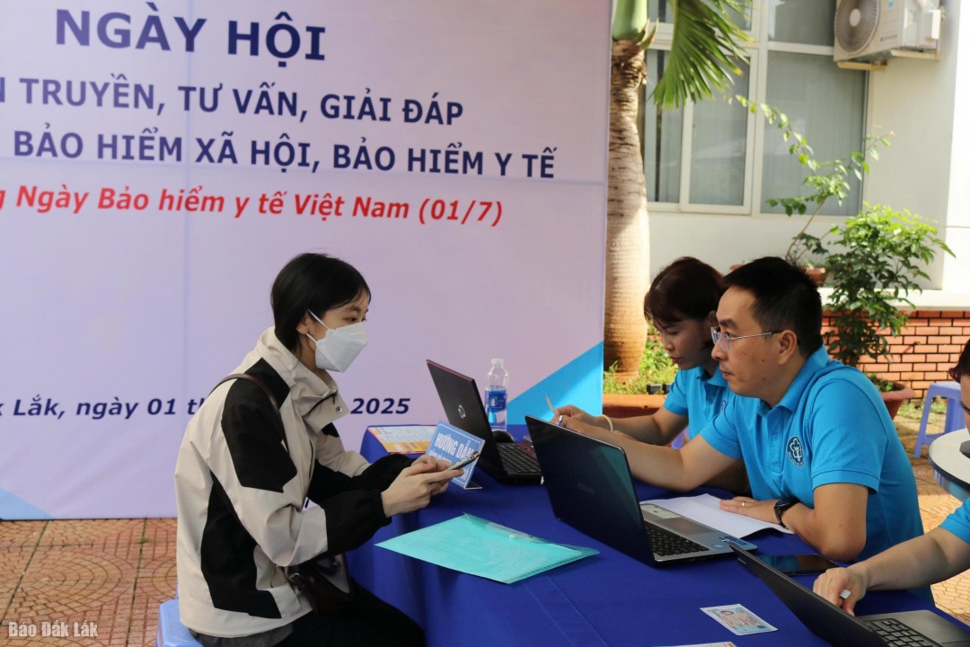 Cán bộ Bảo hiểm xã hội tỉnh giải đáp chính sách bảo hiểm y tế cho người tham gia