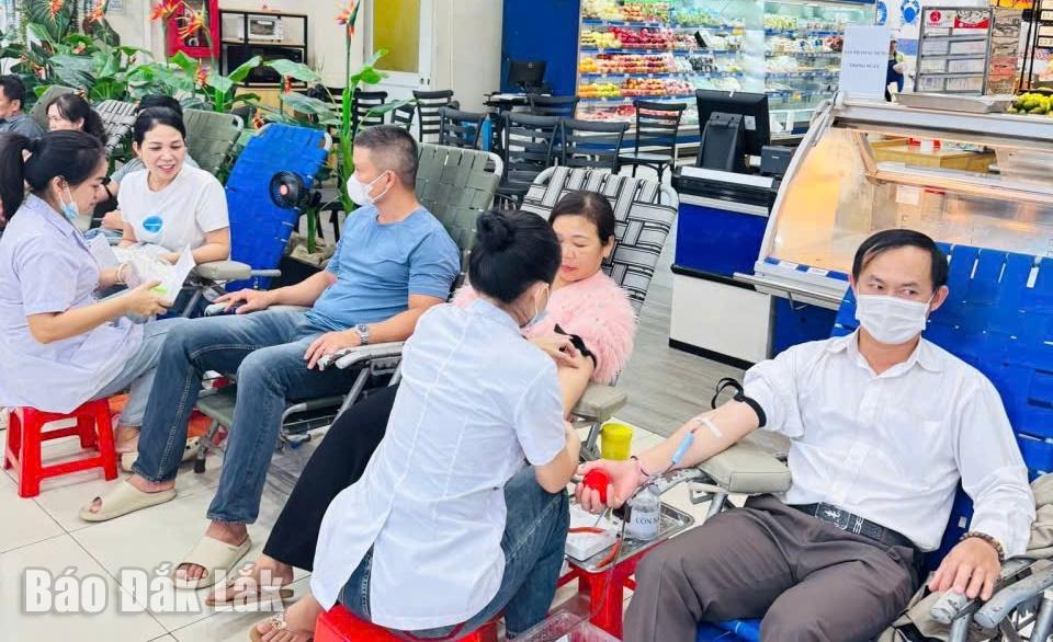 Cán bộ, công nhân viên chức các địa phương tham gia hiến máu