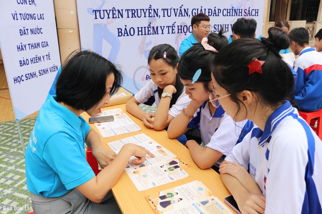 Học sinh tìm hiểu thông tin về chính sách bảo hiểm y tế