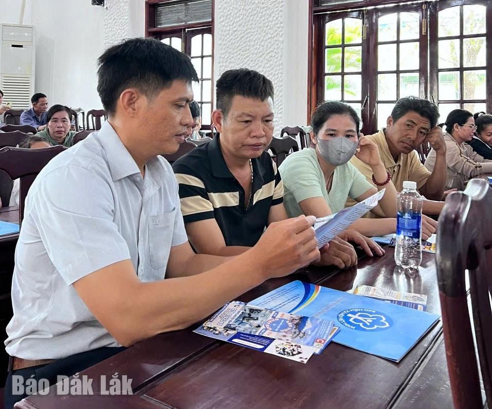 Cán bộ Trung tâm Dịch vụ việc làm tư vấn cho người lao động xã Ea Súp về các vị trí việc làm.
