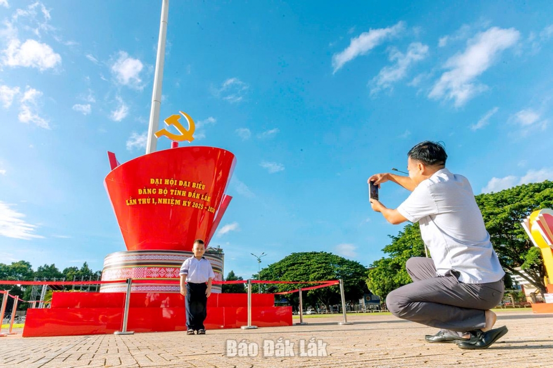 
Người dân tranh thủ ghi lại những hình ảnh kỷ niệm.