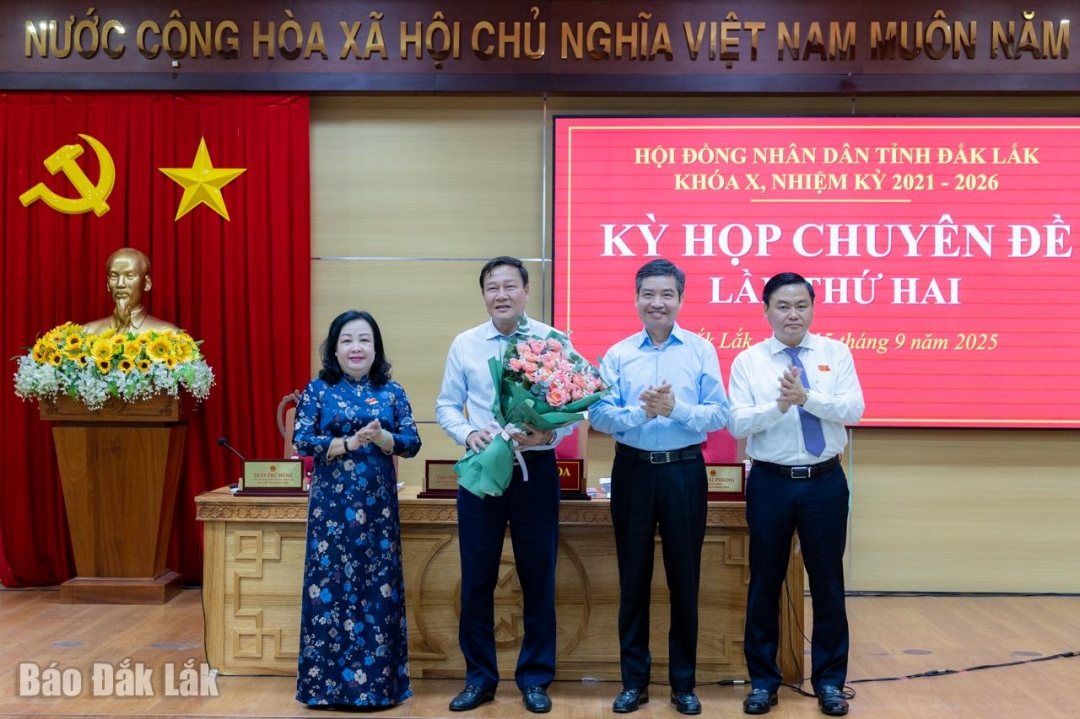 Các đồng chí lãnh đạo tặng hoa đồng chí Trần Phú Hùng. Ảnh: Hoàng Gia