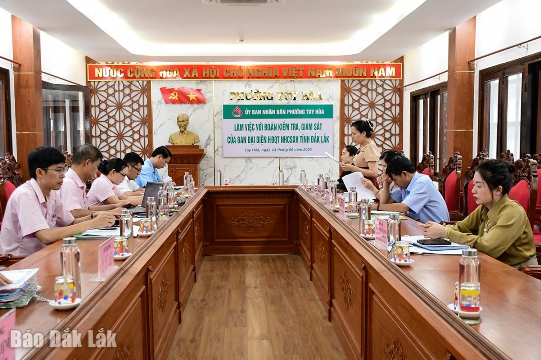 Đại diện UBND phường Tuy Hòa báo cáo tình hình triển khai hoạt động tín dụng chính sách xã hội trên địa bàn.