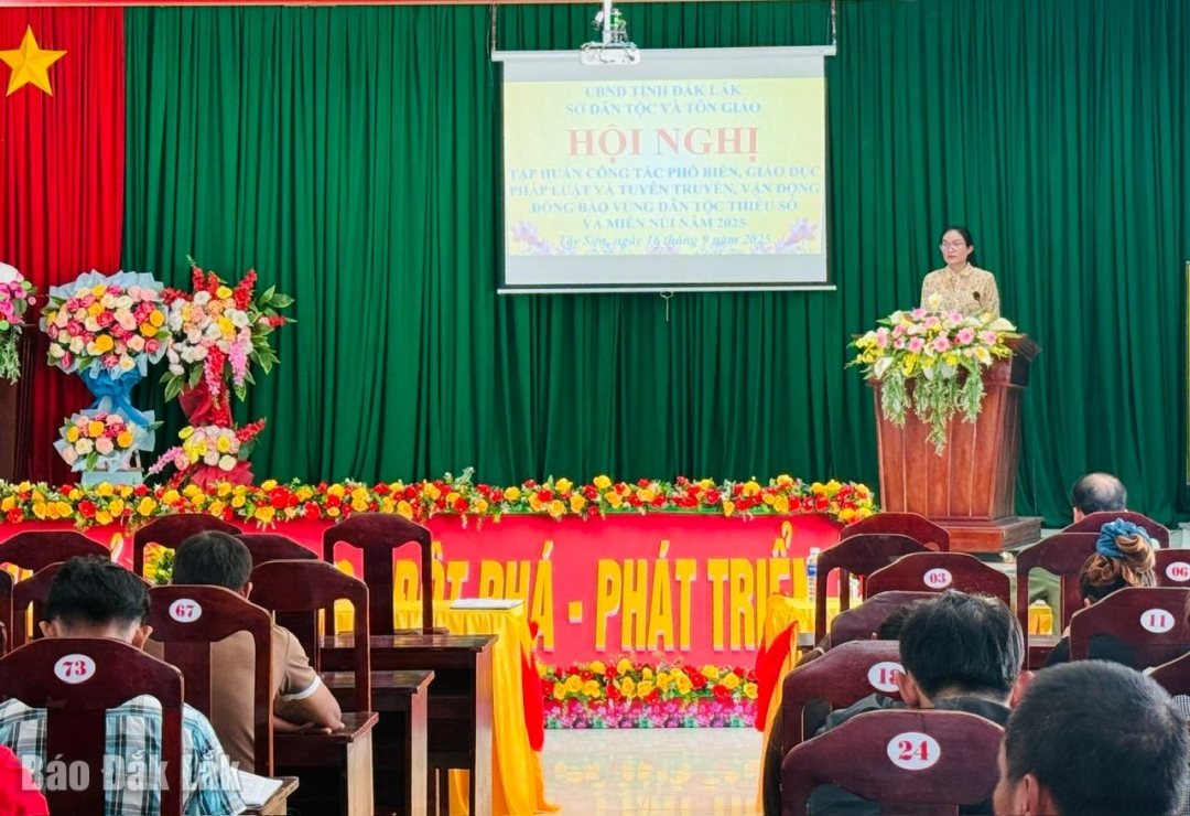 Phó Giám đốc Sở Dân tộc và Tôn giáo phổ biến các nội dung liên quan đến công tác dân tộc, chính sách dân tộc trong tình hình mới tại hội nghị.