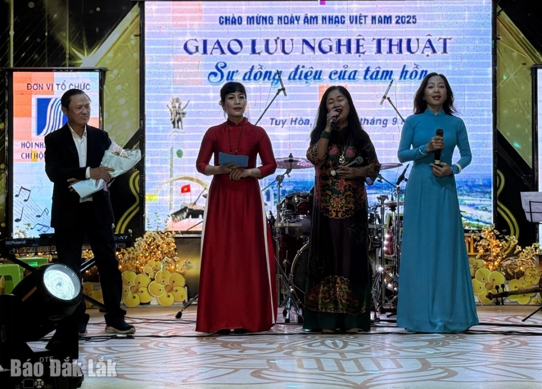 Các nhạc sĩ, ca sĩ Tây Đắk Lắk và Đông Đắk Lắk giao lưu trong chương trình nghệ thuật.
