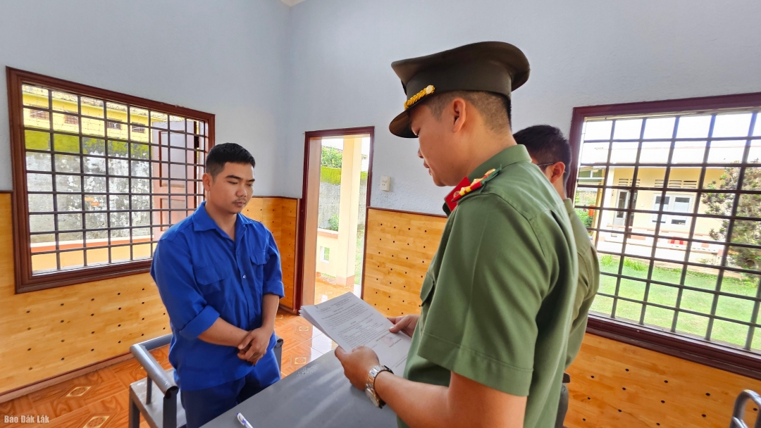 Cơ quan An ninh điều tra Công an tỉnh Đắk Lắk tống đạt quyết định khởi tố bị cán đối với Trần Thế Huy.