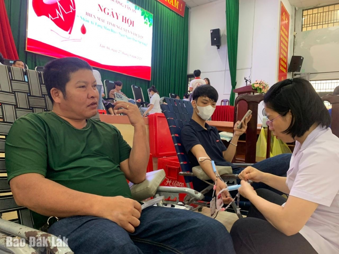 Nhân dân tham gia hiến máu tại ngày hội.