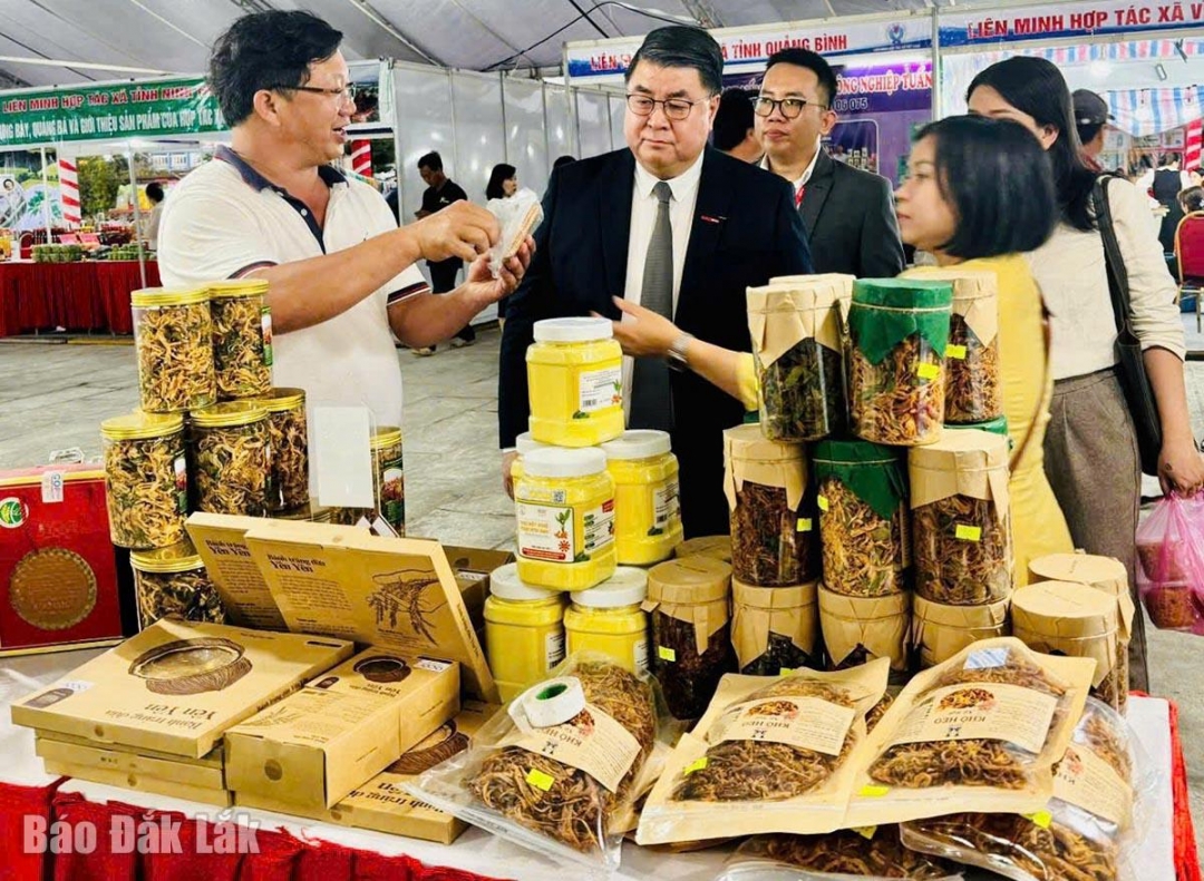 Các doanh nghiệp, hợp tác xã của tỉnh tham gia hội chợ xúc tiến thương mại tại tỉnh Cà Mau năm 2025.
