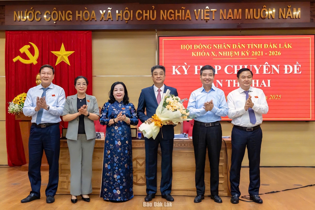 Các đồng chí lãnh đạo tỉnh tặng hoa chúc mừng đồng chí Từ Thái Giang, Phó Chủ tịch HĐND tỉnh. Ảnh: Hoàng Gia
