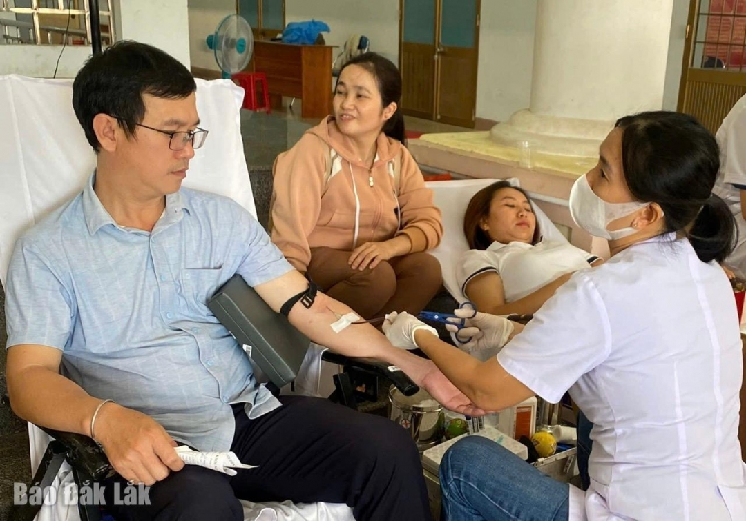 Hiến máu tình nguyện góp phần xây dựng một xã hội nhân văn, nghĩa tình.