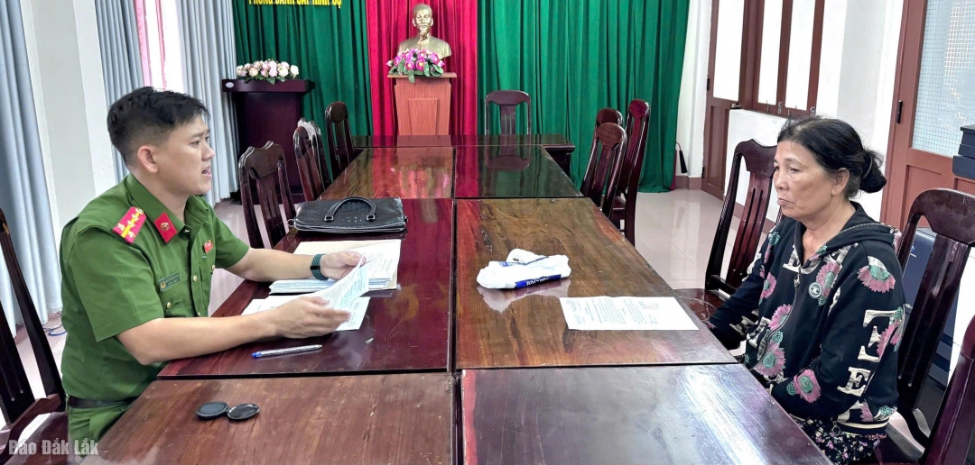 Cán bộ Công an làm việc với một đối tượng trong đường dây trộm chó.