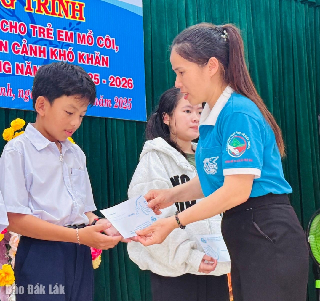 Bà Võ Thị Ngọc, Phó Chủ tịch Hội Liên hiệp Phụ nữ tỉnh tặng quà cho trẻ em khó khăn xã Hòa Thịnh.