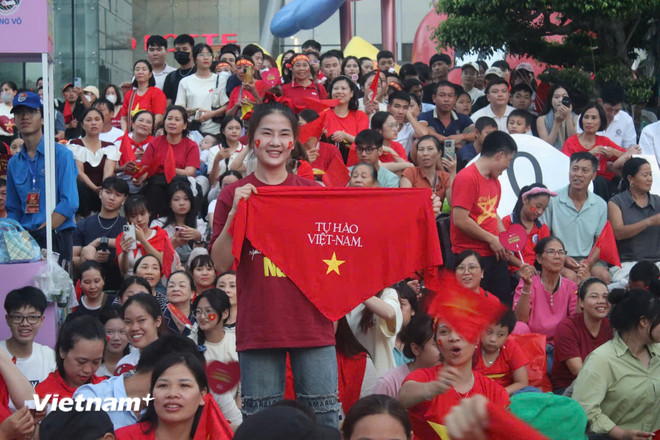 Nhiều người đến bày tỏ hạnh phúc, niềm tự hào được chờ đợi khi được tận mắt chứng kiến giây phút trọng đại của dân tộc. Ảnh: Vietnam+