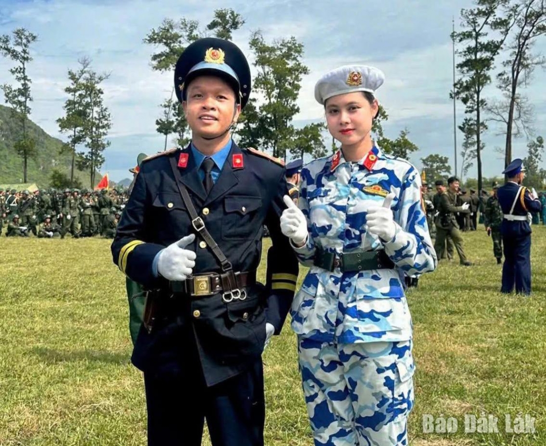 Anh Nguyễn Hoang cùng nữ quân nhân chuyên nghiệp đồng hương Đắk Lắk tham gia tập luyện Lễ diễu binh, diễu hành A80. Ảnh: Nhân vật cung cấp