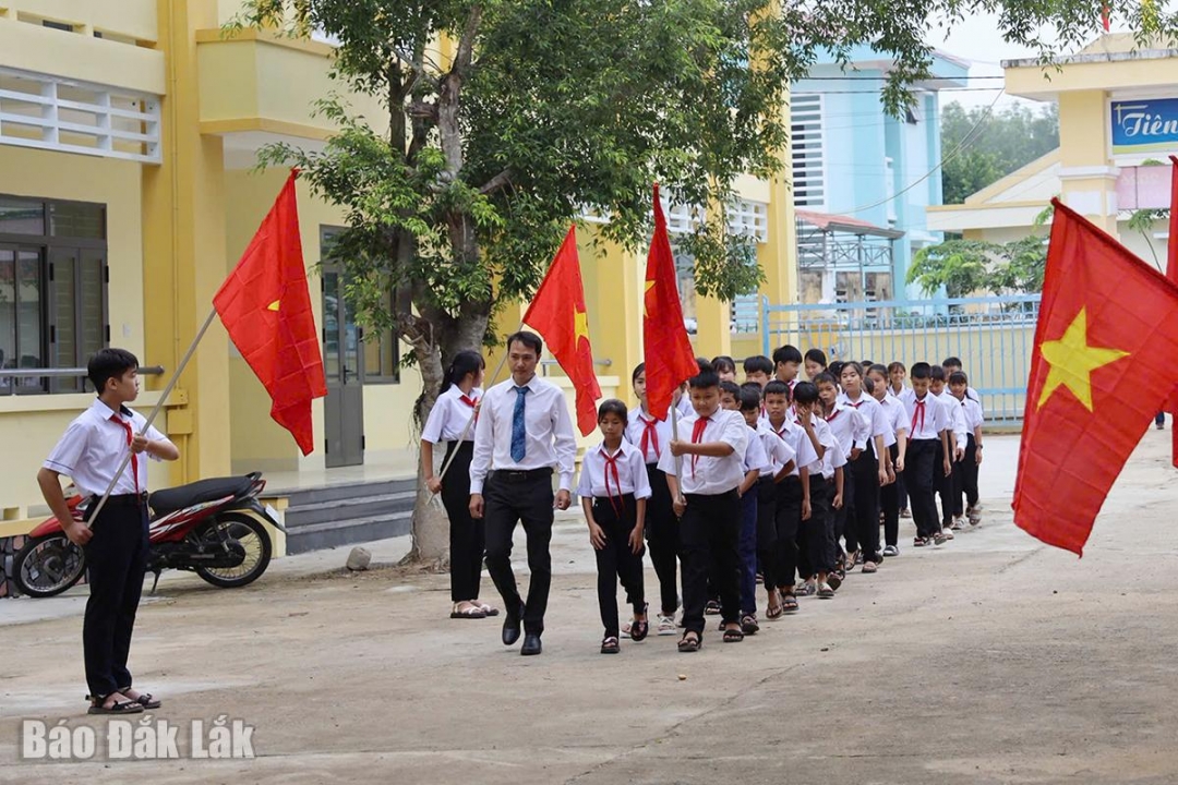 Học sinh Trường THCS Nguyễn Viết Xuân hân hoan bước vào năm học mới.