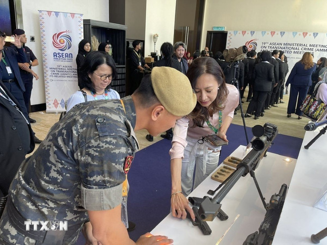 Các đại biểu nghe giới thiệu về khí tài của Malaysia tại Hội nghị. Ảnh: TTXVN