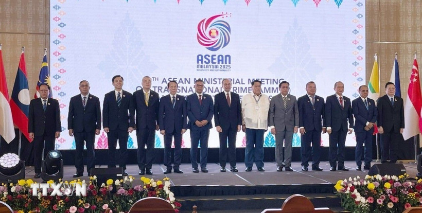 Đại tướng Lương Tam Quang, Ủy viên Bộ Chính trị, Bộ trưởng Bộ Công an chụp ảnh kỷ niệm cùng Thủ tướng Malaysia Datuk Seri Anwar Ibrahim (giữa) và các đại biểu tham dự Hội nghị. Ảnh: TTXVN