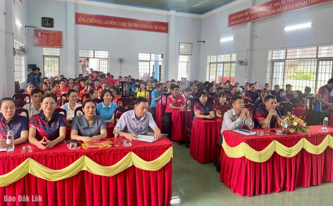 Cán bộ, vận động viên, cổ động viên tham gia lễ khai mạc hội thao.