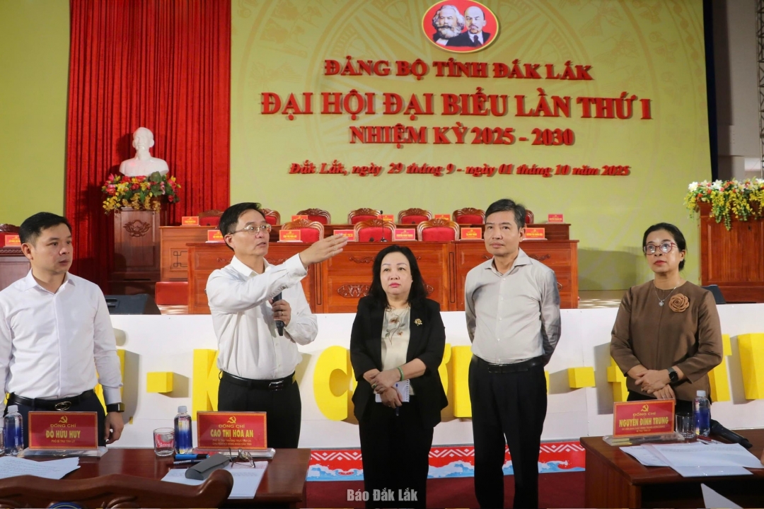 Thường trực Tỉnh ủy cho ý kiến về phương án trang trí bên trong hội trường lớn và phương án bố trí chỗ ngồi cho các đại biểu, khách mời.