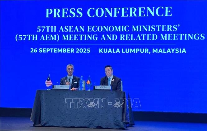 Bộ trưởng Thương mại, đầu tư và công nghiệp Malaysia Zafrul Aziz (trái) và Tổng thư ký ASEAN Kao Kim Hourn (phải) tại buổi họp báo.