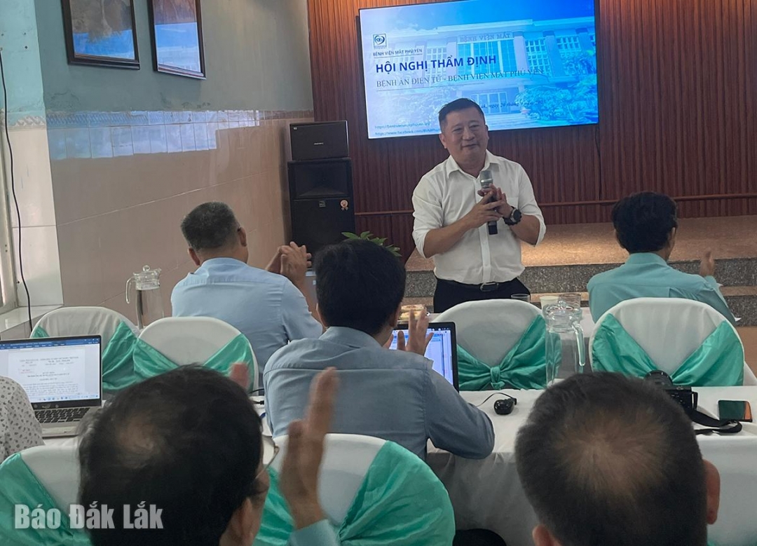 Ông Phạm Minh Hữu, Phó giám đốc Sở Y Tế tỉnh đánh giá cao bệnh án điện tử của Bệnh viện Mắt Phú Yên.