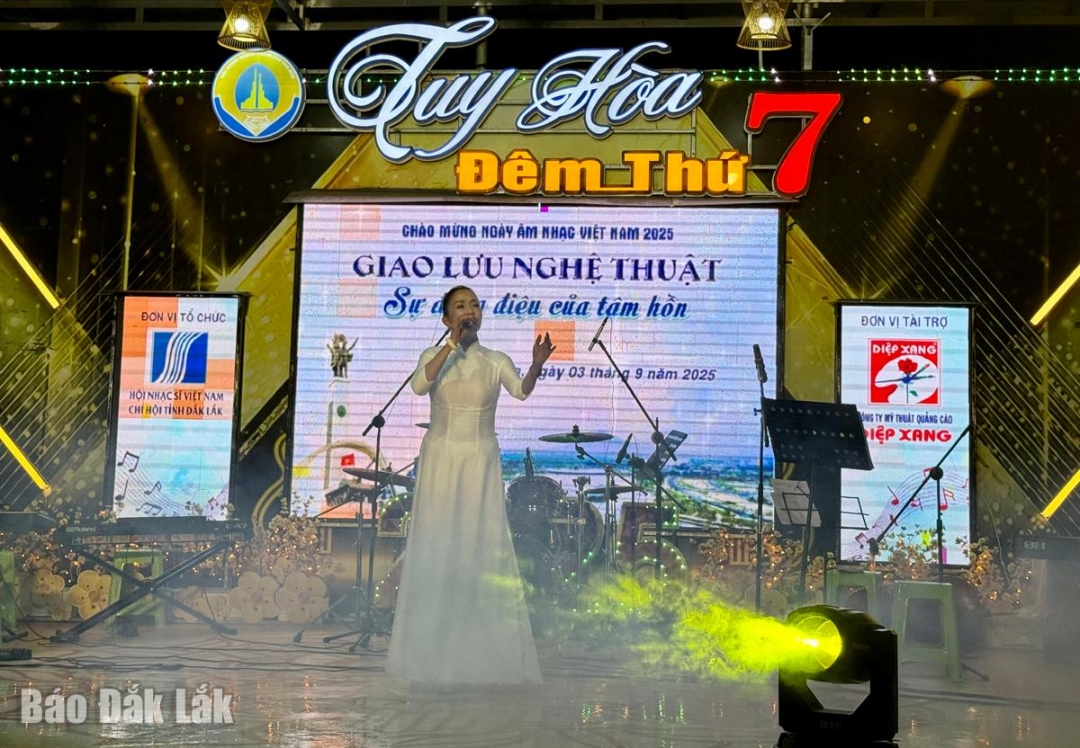 Nghệ sĩ Ưu tú Khánh Trang trình bày ca khúc Tuyết giang sử ca.