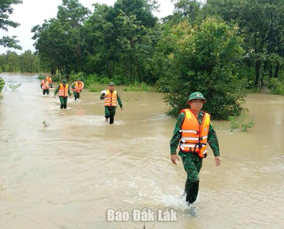 Bộ đội biên phòng khai biện pháp ứng phó, sẵn sàng cứu hộ, cứu nạn khi cần thiết trên địa bàn xã Ia Lốp.