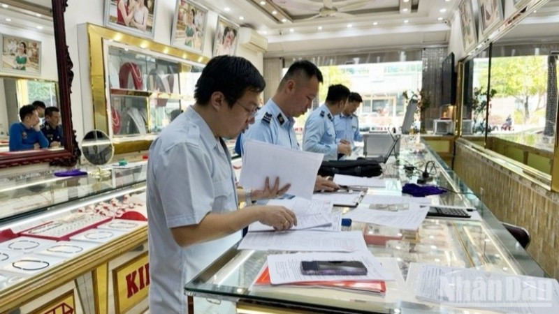 Tổ chức thanh tra việc chấp hành pháp luật của các doanh nghiệp kinh doanh vàng. Ảnh: VGP