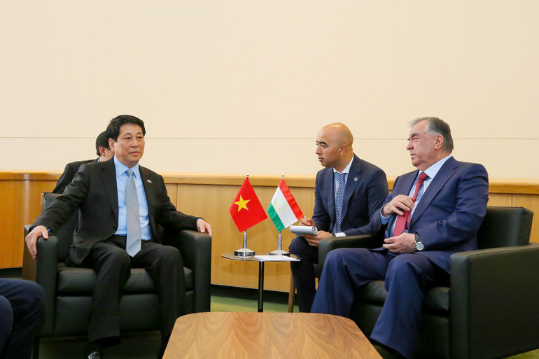 Chủ tịch nước Lương Cường gặp Tổng thống Tajikistan Emomali Rahmon. Ảnh: Báo Nhân Dân
