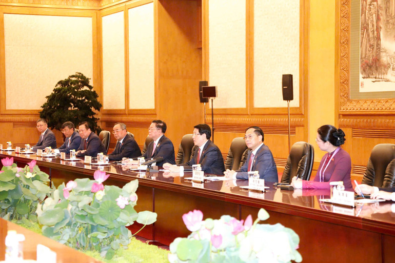 Các đại biểu Việt Nam dự hội đàm. Ảnh: Báo Nhân Dân