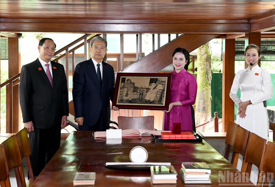 Ủy viên trưởng Nhân đại toàn quốc Trung Quốc Triệu Lạc Tế trao tặng phẩm tặng Khu di tích Chủ tịch Hồ Chí Minh tại Phủ Chủ tịch. Ảnh: Báo Nhân Dân