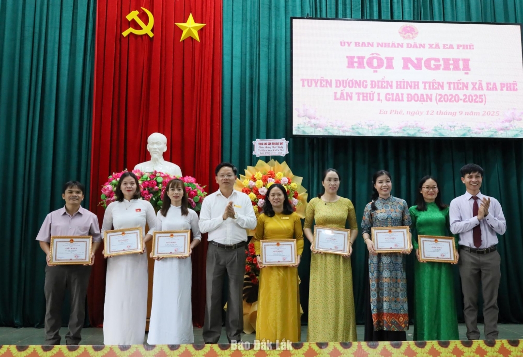 Các tập thể xuất sắc được vinh danh và nhận giấy khen của Chủ tịch UBND xã Ea Phê.