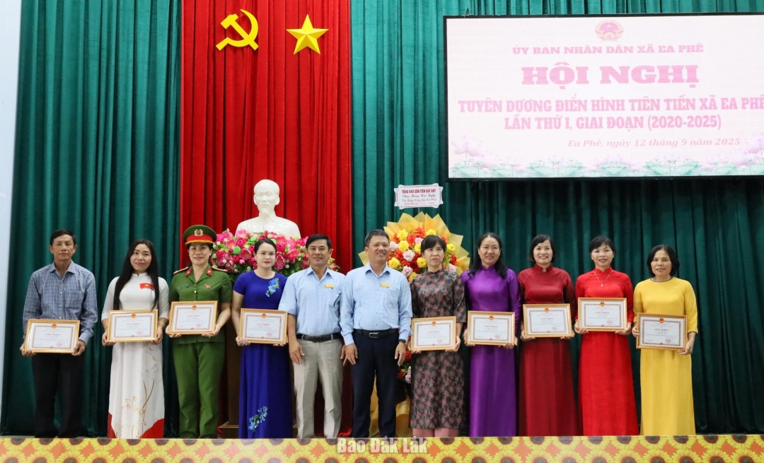 Các cá nhân điển hình tiên tiến được vinh danh và nhận giấy khen của Chủ tịch UBND xã.