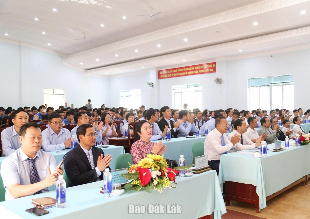 Các đại biểu và thầy trò nhà trường dự Lễ Khai giảng