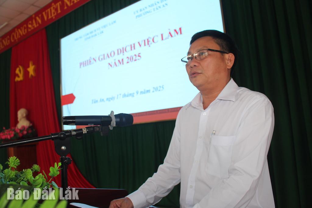 Phó Giám đốc Trung tâm Dịch vụ việc làm Đắk Lắk ông Cao Tấn Trường phát biểu