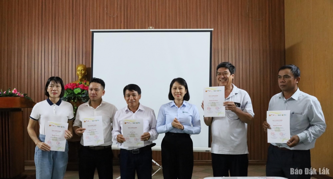Các học viên được trao chứng nhận sau khi hoàn thành các bài kiểm tra.