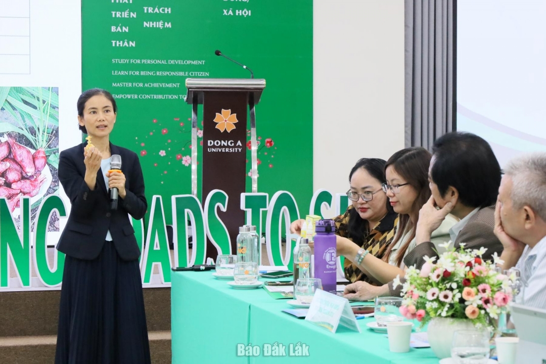 Bà Lương Thị Thúy Hà, trình bày dự án du lịch sinh thái vườn rừng dược liệu Lak Home Garden.