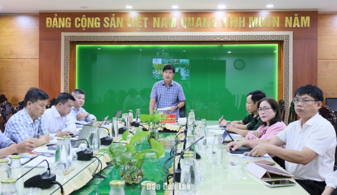 Phó Chủ tịch UBND tỉnh Nguyễn Thiên Văn báo báo tình hình khai thác IUU trên địa bàn Đắk Lắk.