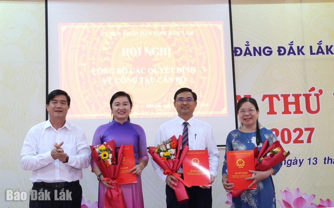 Phó Chủ tịch UBND tỉnh Nguyễn Thiên Văn trao quyết định cho bà Trương Thị Dung, Trần Thị Minh Lý, ông Y Khoa Niê Kdăm