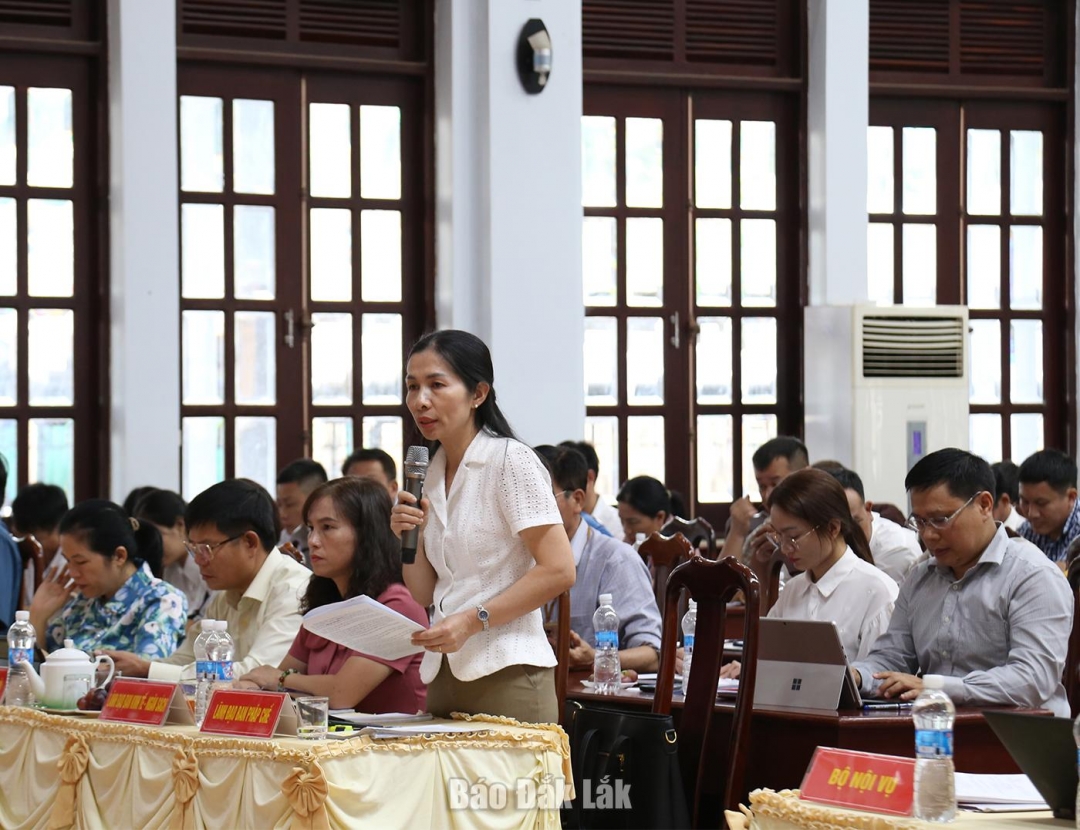 Lãnh đạo ban pháp chế HĐND tỉnh Đắk Lắk giải đáp một số kiến nghị của các xã