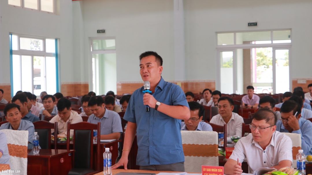 Lãnh đạo phường Buôn Hồ trao đổi khó khăn trong quá trình làm việc sau thời gian sáp nhập.