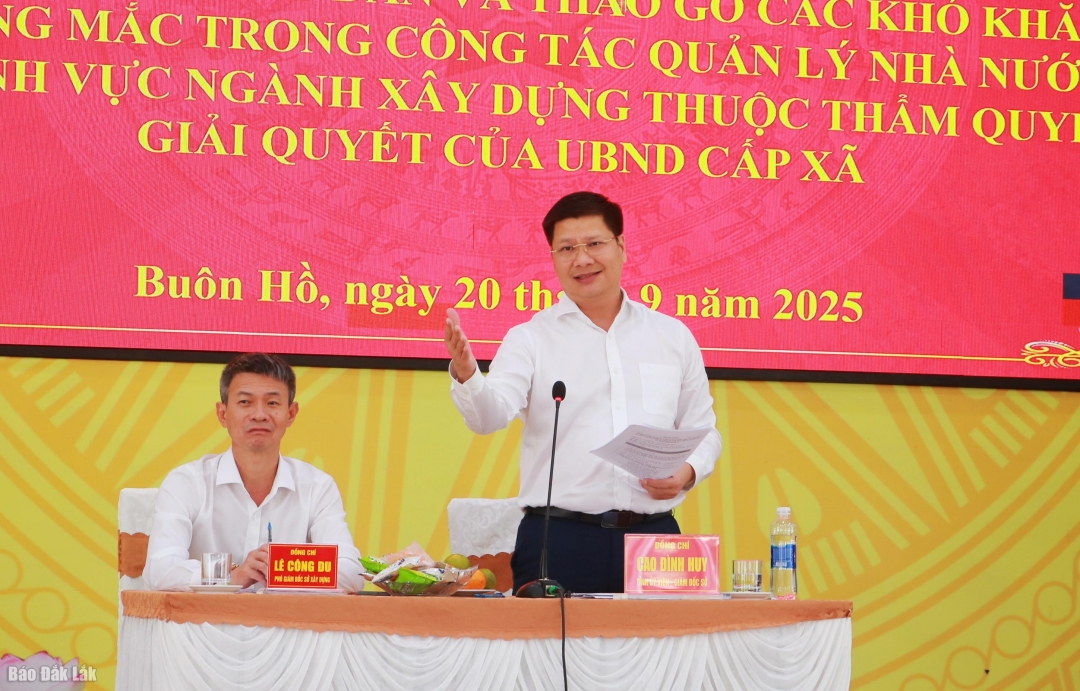 Tỉnh ủy viên, giám đốc Sở Xây dựng Cao Đình huy giải trình các nội dung của các địa phương.