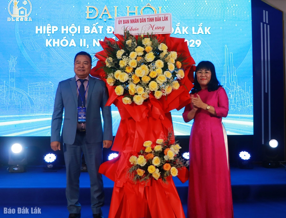 Phó Chủ tịch thường trực UBND tỉnh Hồ Thị Nguyên Thảo tặng hoa chúc mừng Địa hội.